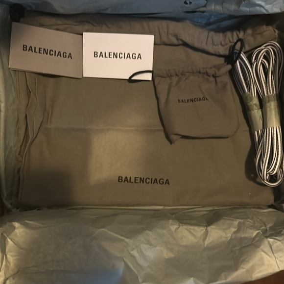 Like new LED Balenciaga Track Runners great for style. Comes with box - Picture 5 of 8